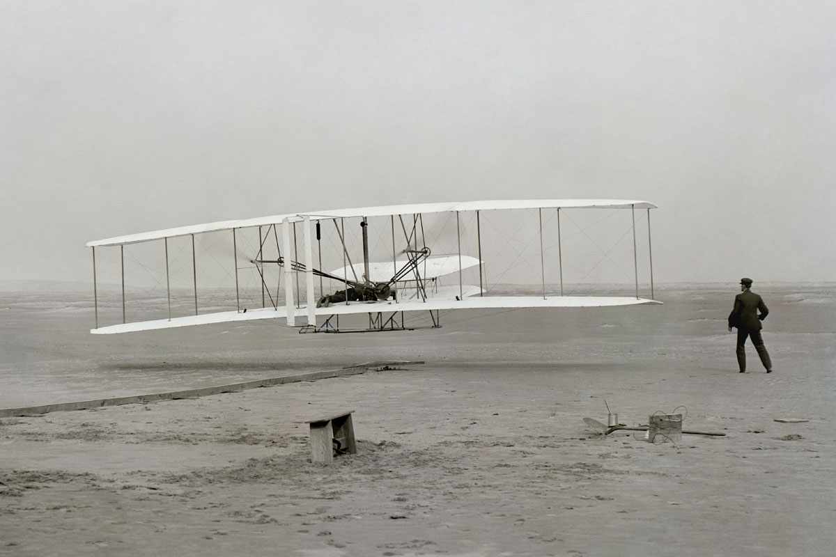 Imagem do primeiro voo do Flyer, o avião dos irmãos Wright (Domínio Público)