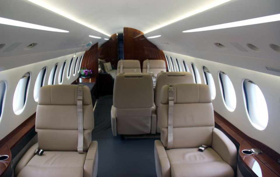 O interior do Global 6000 exposto na Labace é dividido em três ambientes (Thiago Vinholes)