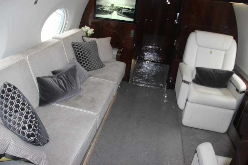 Sala no fundo do G650ER, configurada para cinco passageiros (Thiago Vinholes)