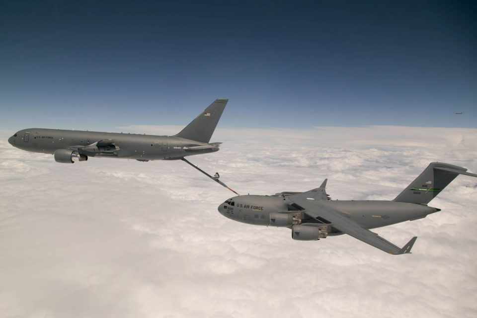 KC-46 reabastecendo um cargueiro C-17 da USAF (USAF)