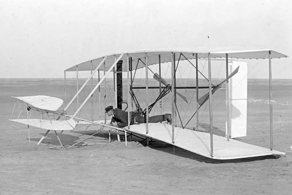 Orville Wright deitado na posição de comando do Flyer (Domínio Público)