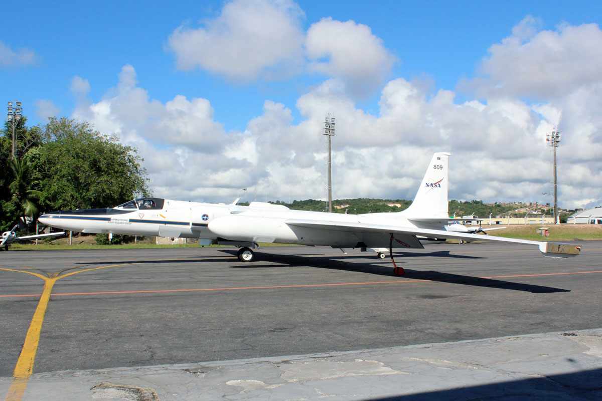 ER-2 estacionado no pátio do aeroporto internacional de Recife (Infraero)