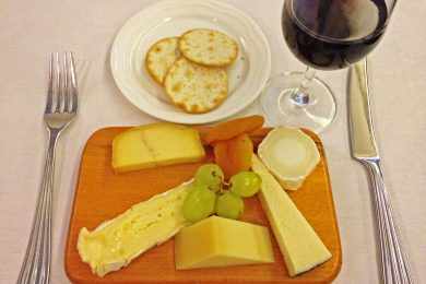Almoço finalizado com queijos e vinho do Porto