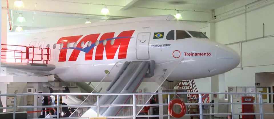 O Fokker 100 da Tam aposentado foi transformado em sala de aula para tripulantes (Airway)