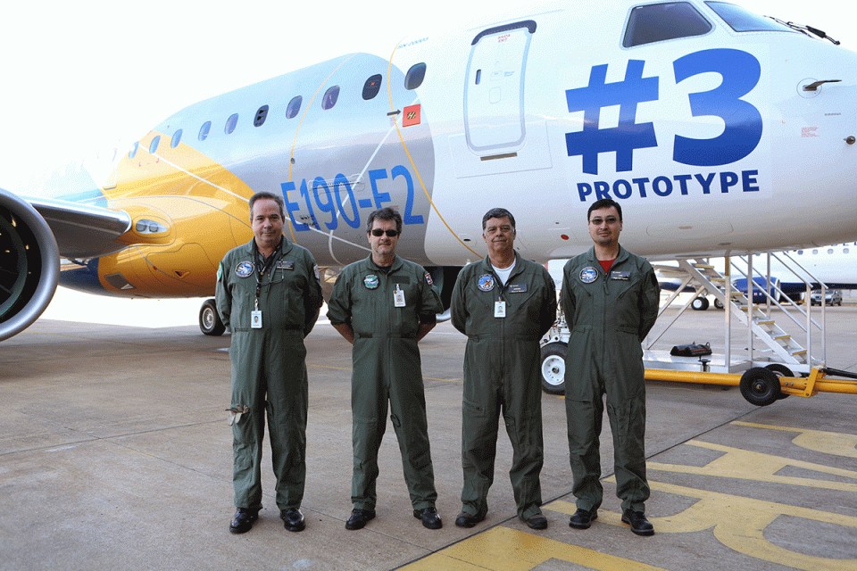 Tripulação que decolou com o terceiro protótipo do E190-E2 (Embraer)