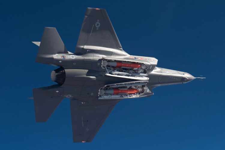As armas do F-35 ficam escondidas em porões para manter o avião "invisível" aos radares (Divulgação)