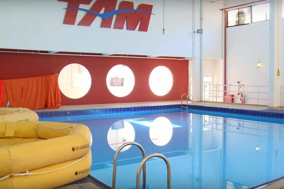 A piscina da academia da Latam não é local para brincadeiras; o espaço é usado para treinar técnicas de sobrevivência (Airway)