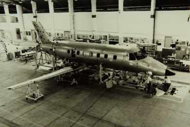 Um dos protótipos do CBA 123 na linha de montagem da Embraer (Divulgação)