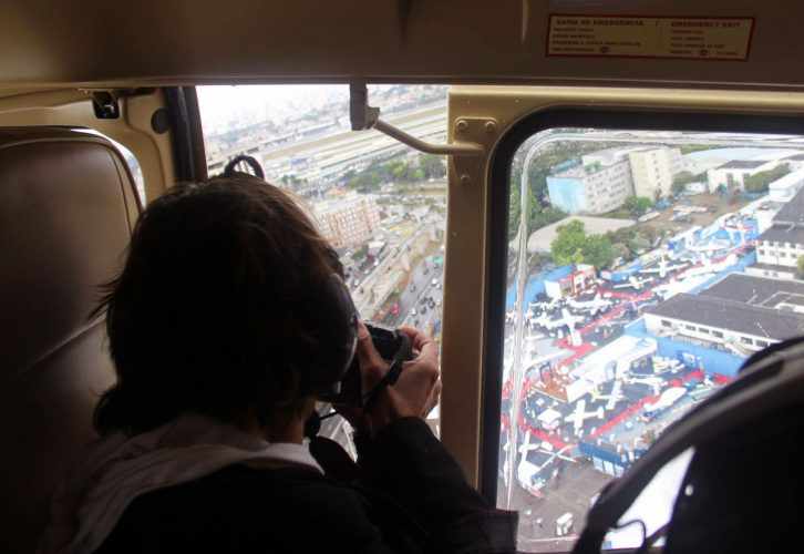 Olha lá a Labace! O helicóptero da Airbus praticamente não balança quando paira no ar (Thiago Vinholes)