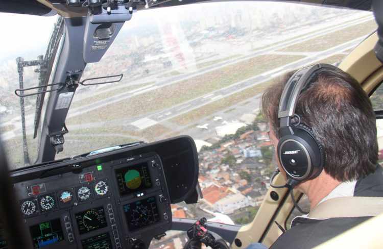 A cabine de comando do H135 parece a de um caça militar (Thiago Vinholes)