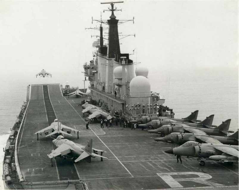 HMS Hermes com caças Harrier durante a Guerra das Malvinas (Domínio Público)