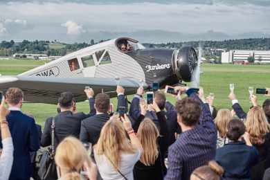 Público brinda o Rimowa F13, após seu primeiro voo na Suíça (Divulgação)