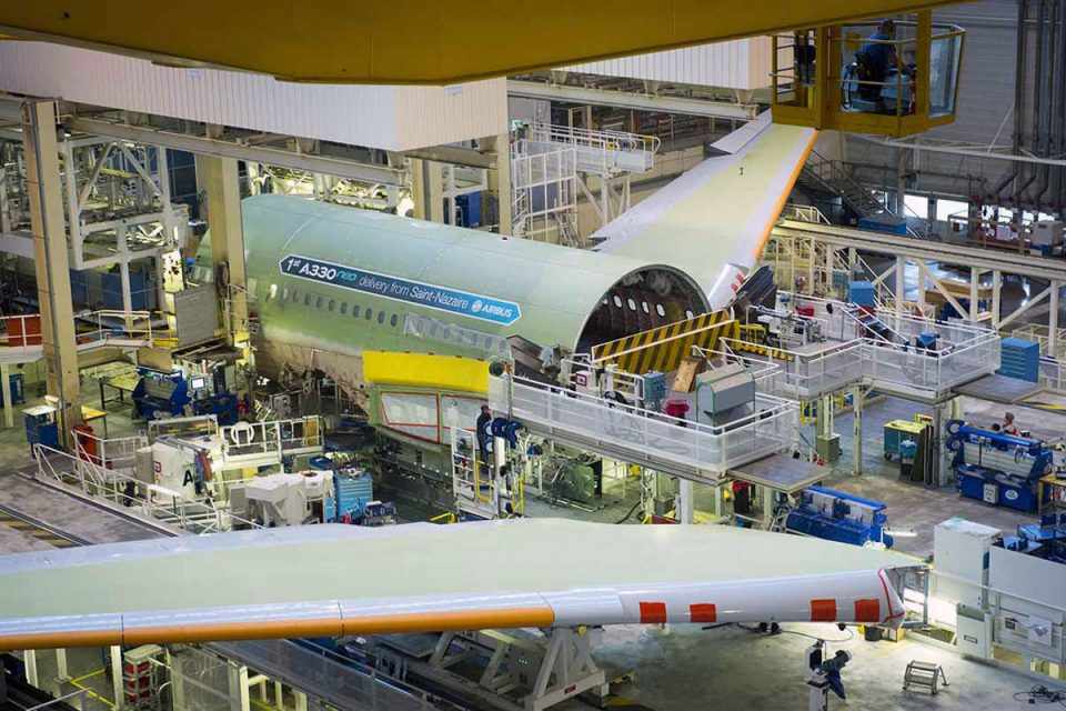 O primeiro A330neo na linha de montagem final da Airbus, na França (Divulgação)