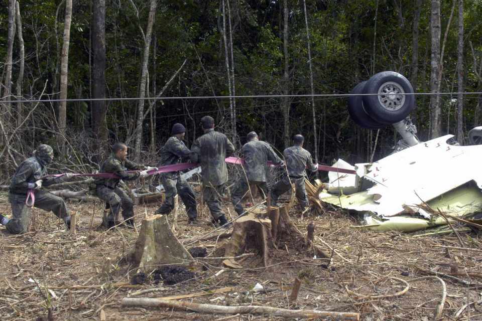 Restos do Boeing da Gol, que caiu após colidir com um Legacy (FAB)