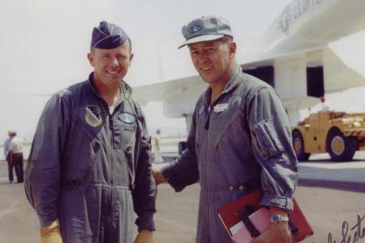 O piloto Al White (direita): sobrevivente do acidente