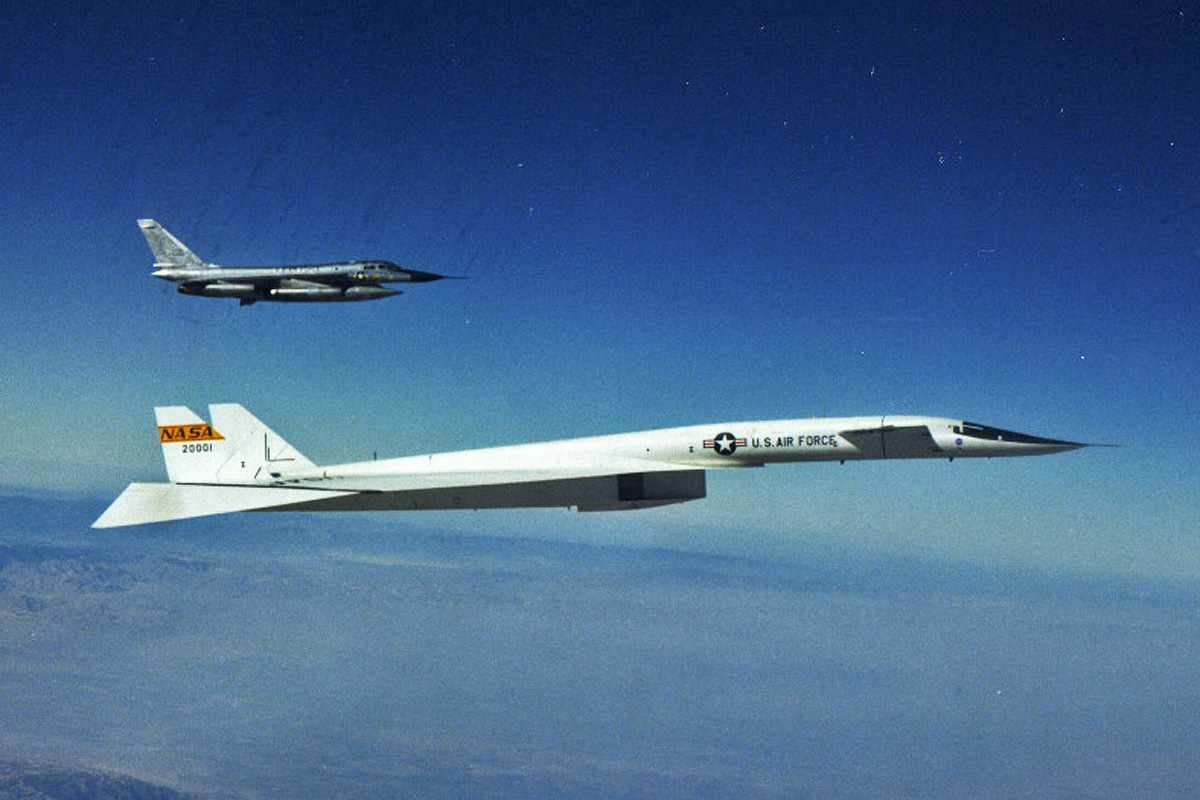 O XB-70 voa ao lado do bombardeiro B-58 Huslter: ao contrário do Valkyrie, o modelo menor entrou em serviço, mas voava a 'apenas' Mach 2 (NASA)