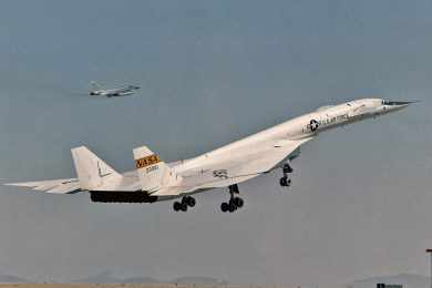 A NASA utilizou o XB-70 em pesquisas de voos supersônicos (NASA)