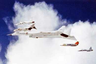 O F-104 (cauda laranja) se aproxima perigosamente do XB-70: prenúncio do acidente fatal (GE)