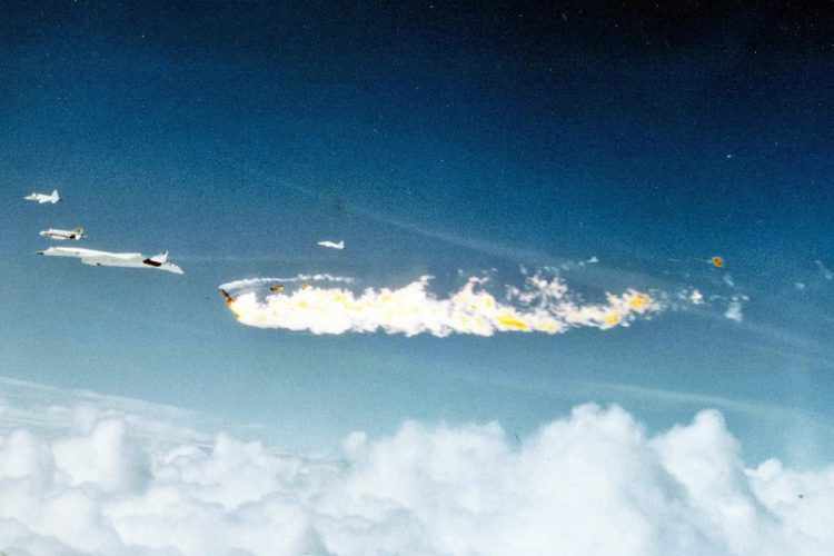 O F-104 perde o controle na turbulência do XB-70 e se choca contra ele (GE)