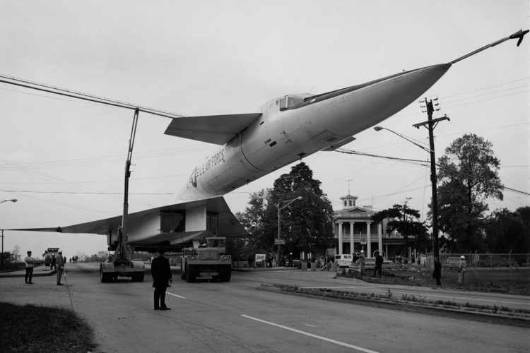 O XB-70 remanescente é transladado para o museu da USAF (USAF)