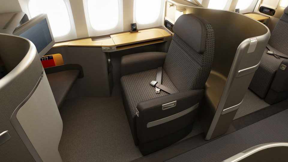 As poltronas de primeira classe podem reclinar até virar camas (American Airlines)