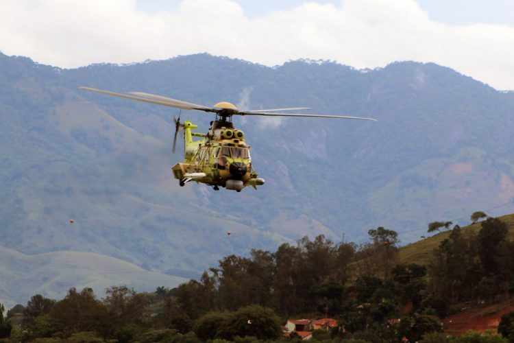 Certamente, uma visão ameaçadora para um navio inimigo, a de um H-225M levando dois Exocet (Thiago Vinholes)