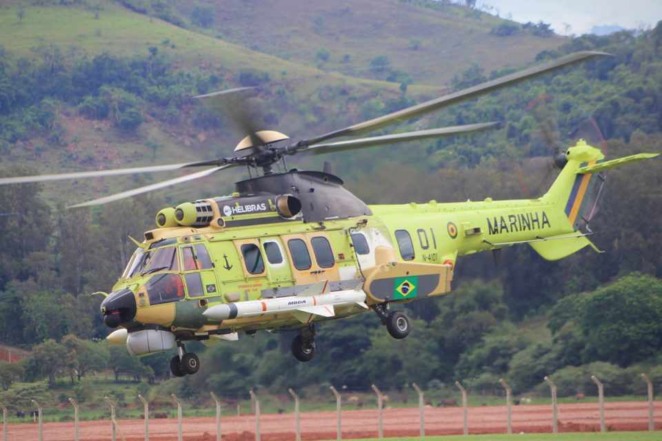 O helicóptero da imagem é o primeiro AS225M da Marinha do Brasil, armado com mísseis Exocet. Vai encarar? (Thiago Vinholes)