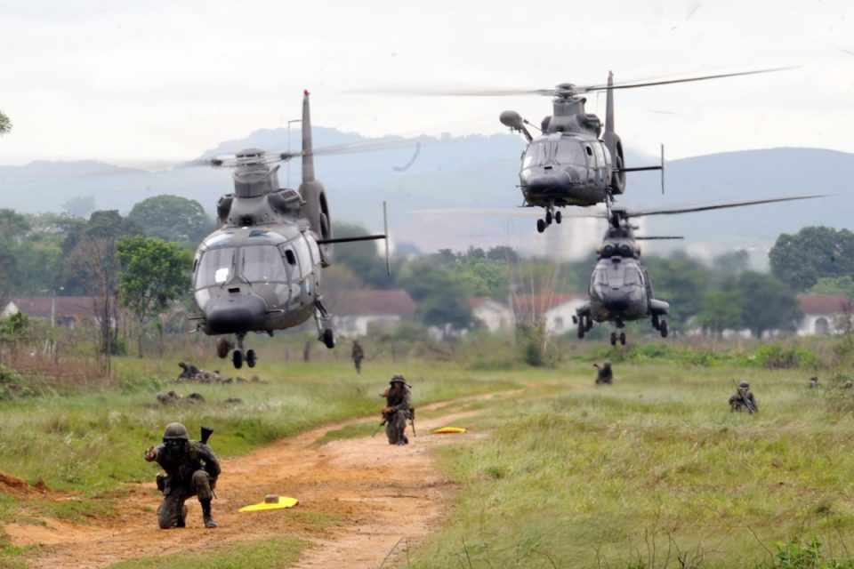 A frota de helicópteros do Exército conta com cerca de 80 aeronaves (EB)