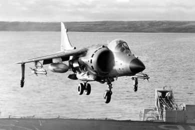 Apesar de ser bem mais lento, o Harrier superou com facilidade os caças supersônicos da FAA (Domínio Público)