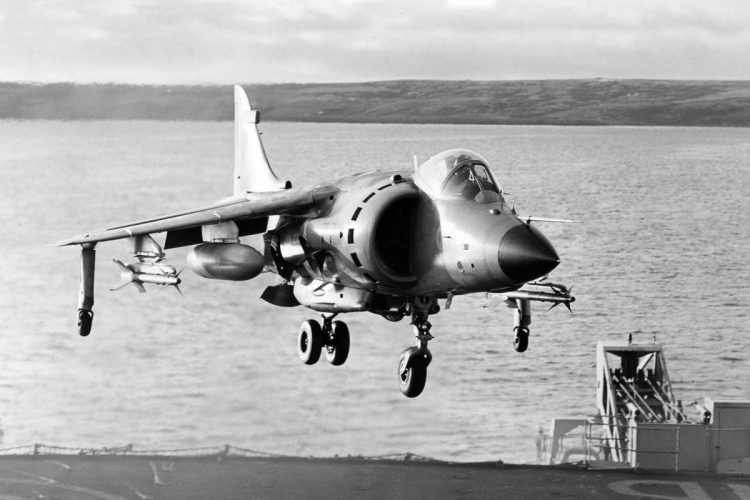 Apesar de ser bem mais lento, o Harrier superou com facilidade os caças supersônicos da FAA (Domínio Público)