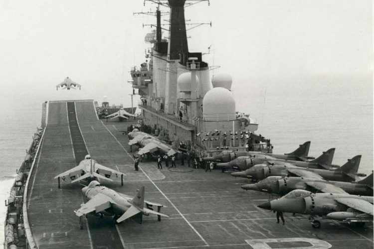 Para poupar combustível na decolagem, o Harrier pode decolar usando uma rampa (Royal Navy)