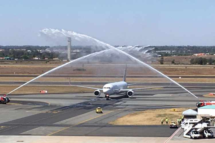 O avião da Latam foi recebido em Joanesburgo com um tradicional "banho" (divulgação)