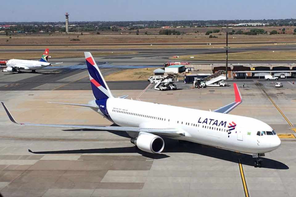 Boeing 767 da Latam no Aeroporto Internacional O. R. Tambo, em Joanesburgo (Divulgação)