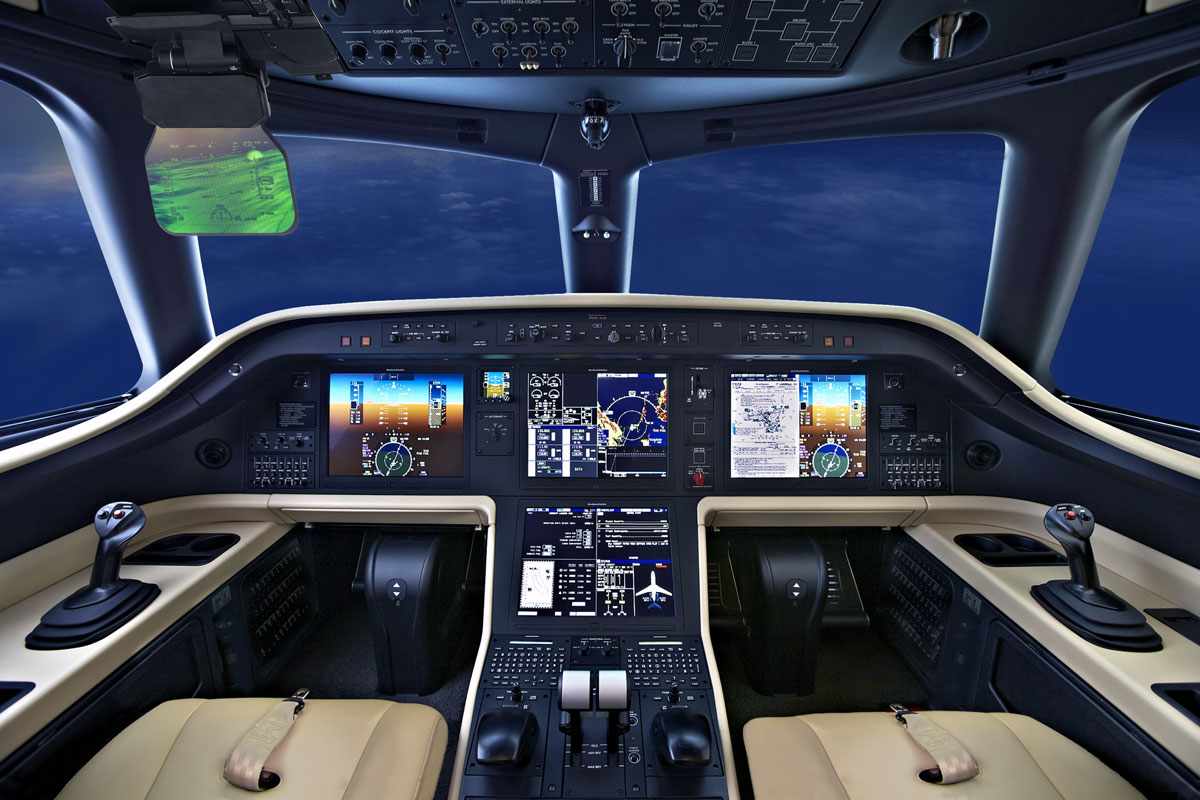 O head-up display fornece as principais informações sobre o voo na altura dos olhos do piloto (Embraer)