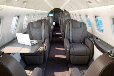 A cabine do Legacy 650E tem assentos reestilizados (Embraer)