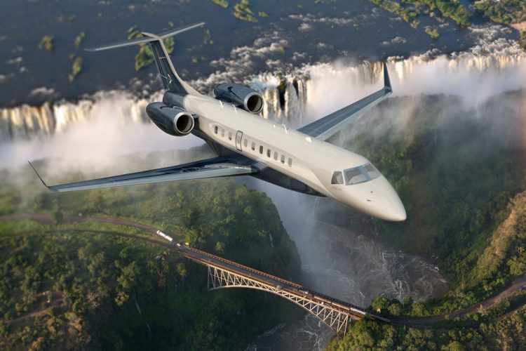 O Legacy 650E pode transportar até 14 passageiros (Embraer)