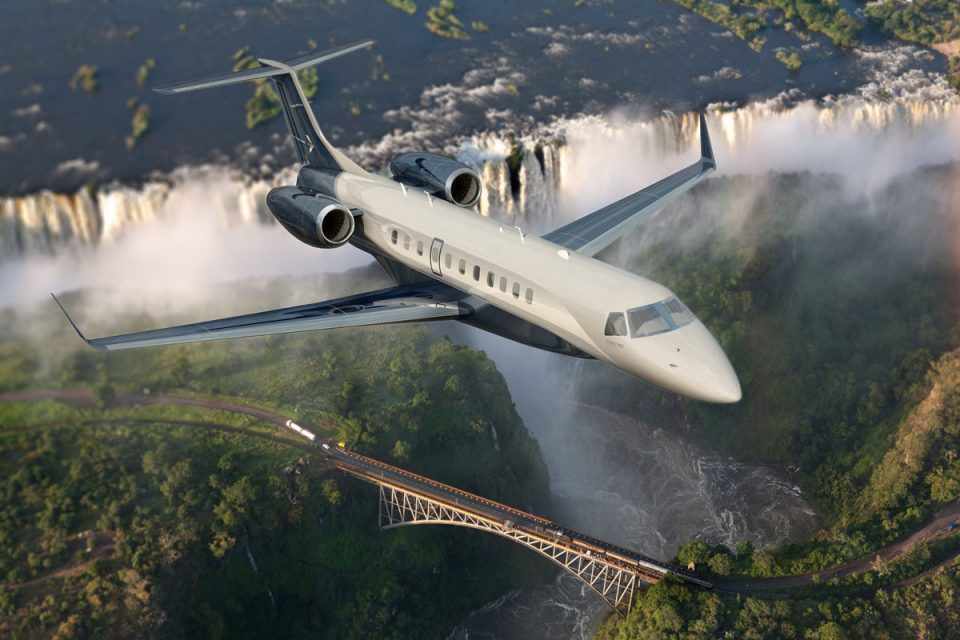 O Legacy 650E pode transportar até 14 passageiros (Embraer)