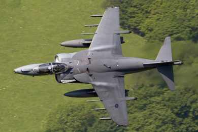 A Royal Navy desativou os últimos Sea Harrier em 2006; EUA é atualmente o único operador (RAF)