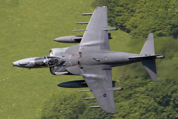 A Royal Navy desativou os últimos Sea Harrier em 2006; EUA é atualmente o único operador (RAF)