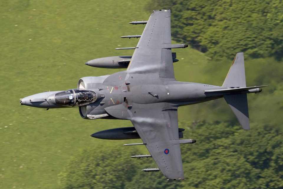 A Royal Navy desativou os últimos Sea Harrier em 2006; EUA é atualmente o único operador (RAF)