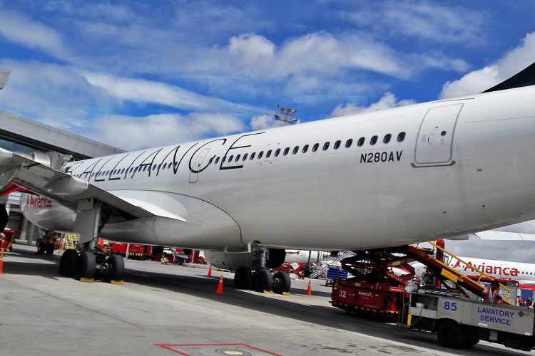 O A330-200 da Avianca após o pouso em Bogotá