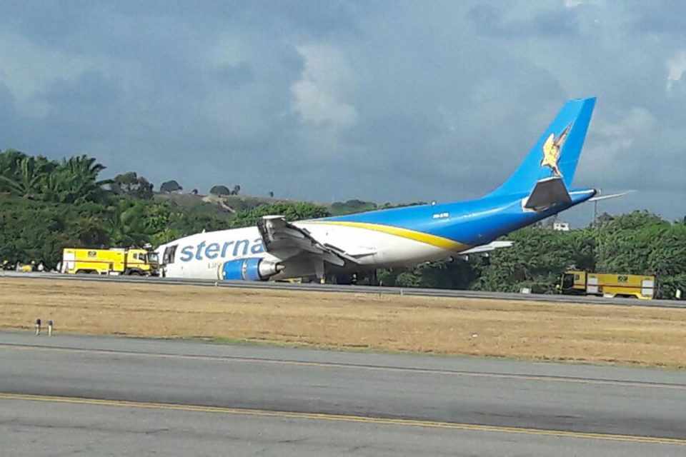 O trem de pouso da aeronave quebrou durante a frenagem na pista de Recife (Jorge Moraes/Airway)