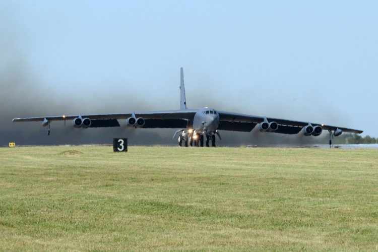 Apesar de ter motores mais novos TF-33, o B-52 ainda é uma usina de produção de fumaça