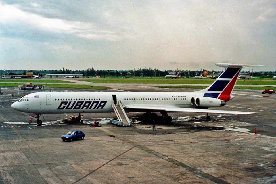 Um curioso quadrimotor IL-62 da empresa Cubana (Regis Sibille)