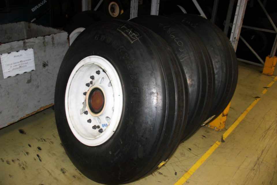 Conjunto de pneus do Airbus presidencial; a Latam é responsável pela manutenção do FAB-VC1 (Thiago Vinholes)