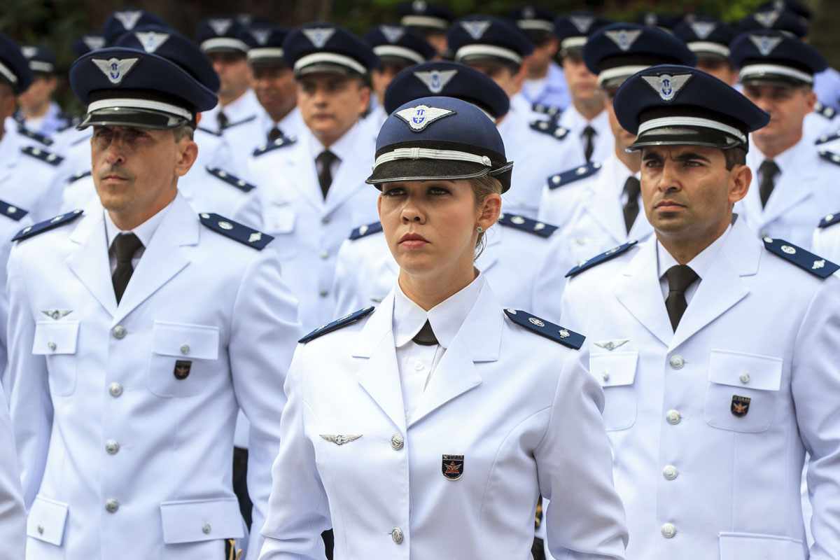 O ITA oferece a possibilidade do estudante seguir na carreira militar (FAB)