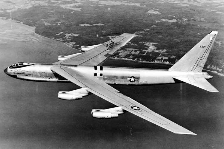 O YB-52 foi o primeiro protótipo a decolar