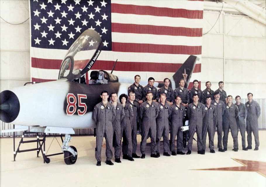 Pilotos do Red Eagles posam ao lado do MiG-21 (USAF)