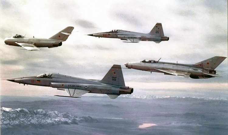 F-5 americanos voando em formação com "inimigo", um MiG-17 e um MiG-21