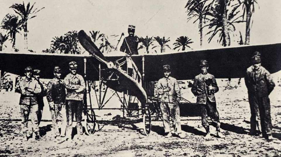 Foto de 1911 mostra o capitão Piazza no posto de comando de um Blériot XI (Domínio Público)